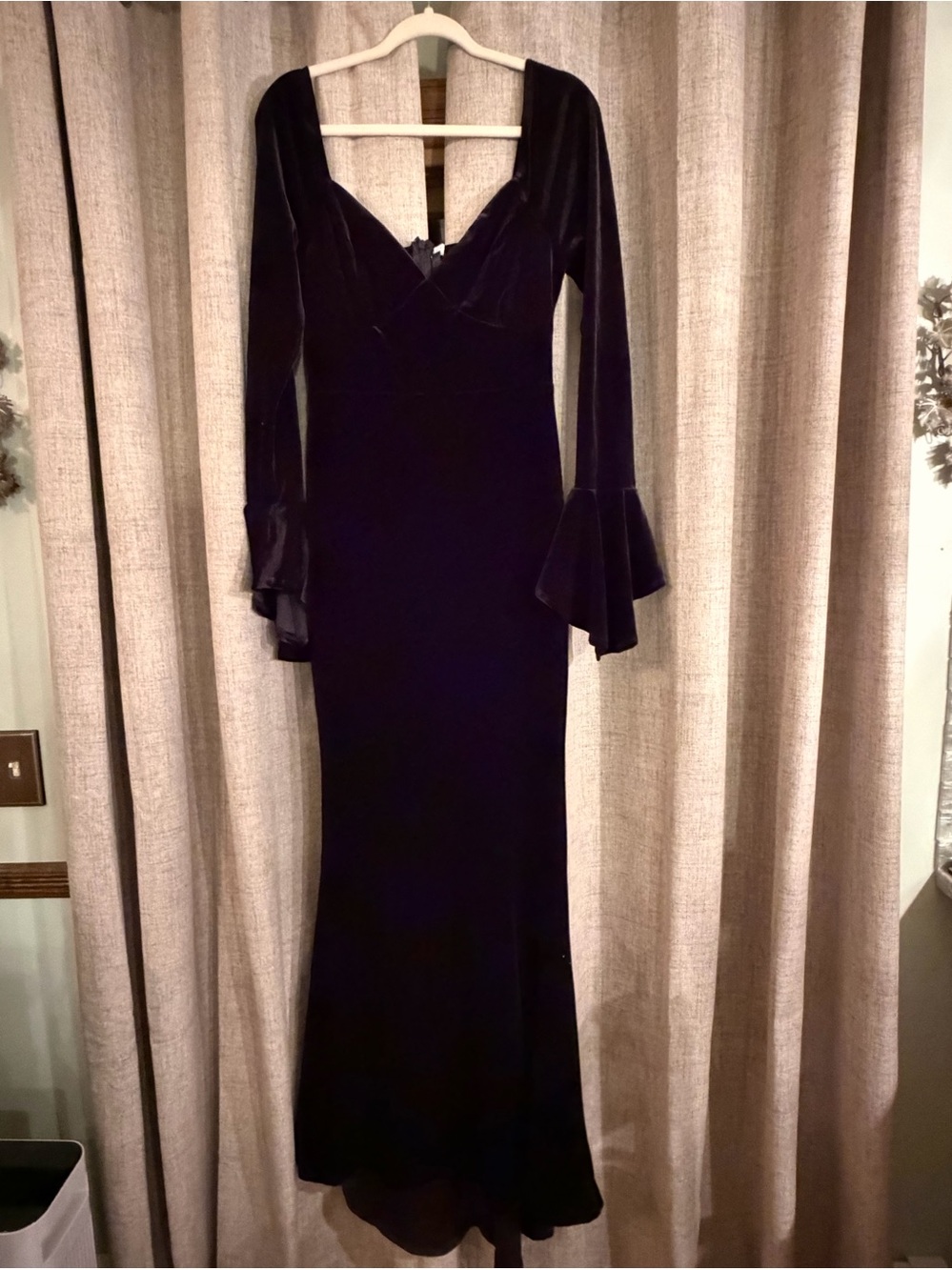 29. Dramatic Instincts Black Velvet Bell
Sleeve Mermaid Maxi Dress size L - Picture 6 of 11